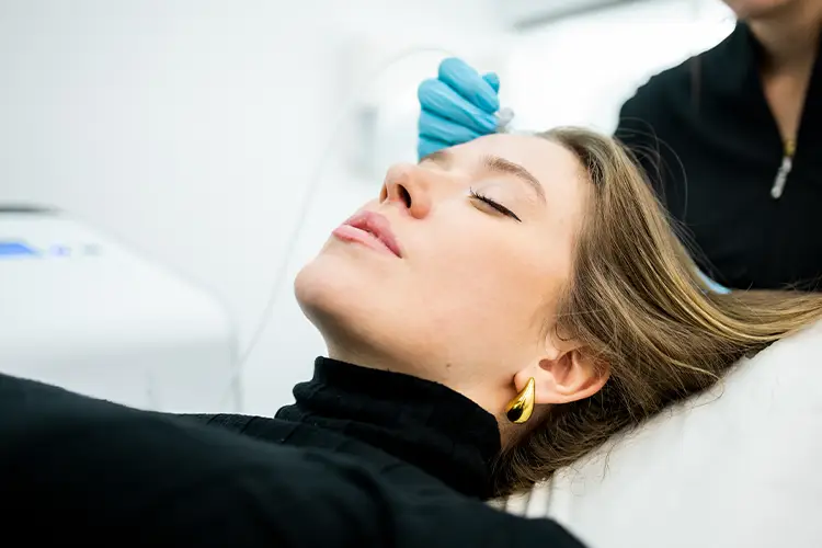 Sauerstoffbehandlung bei einer jungen Frau zur Unterstützung der Haargesundheit