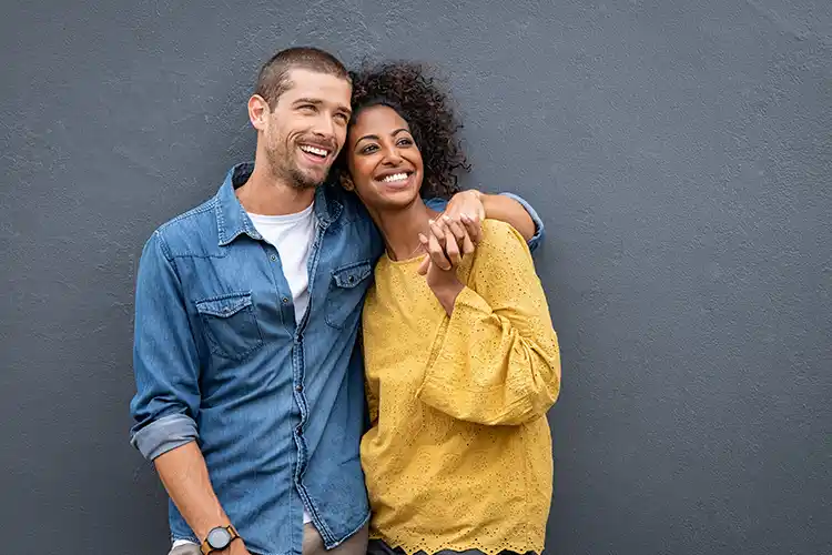 Glückliches Paar in inniger Umarmung – steht für neues Selbstvertrauen, gestärkte Partnerschaft und emotionale Nähe