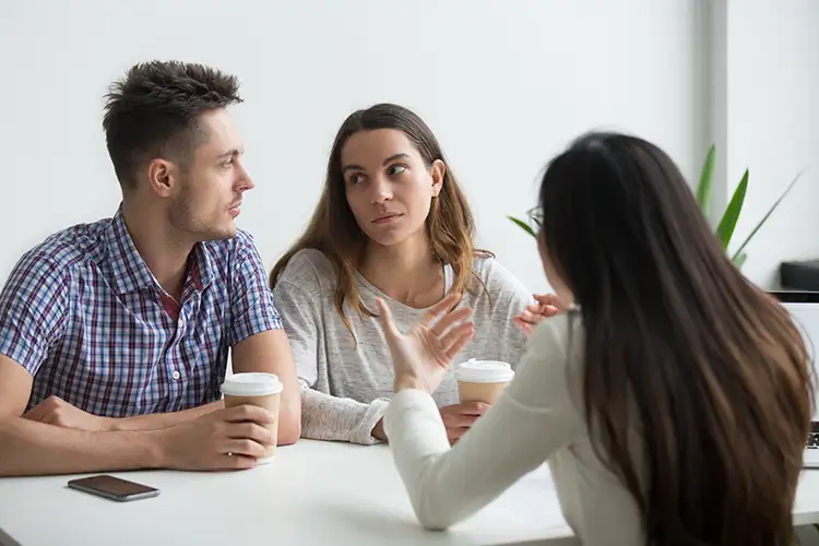 Ein Paar blickt nachdenklich und leicht verunsichert – Sinnbild für gemischte Gefühle und offene Fragen