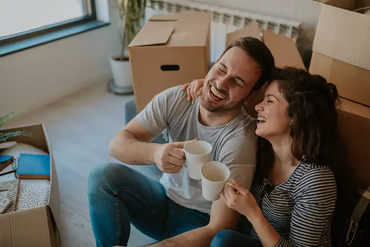 Lachendes Paar beim Kaffeetrinken – symbolisiert Leichtigkeit, Nähe und neues Selbstbewusstsein