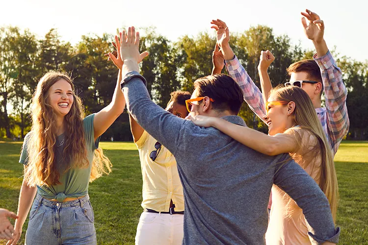 Lachende, zufriedene Jugendliche in sonniger Umgebung – steht für Selbstbewusstsein, Lebensfreude und ein positives Körpergefühl durch frühzeitige Aufklärung.