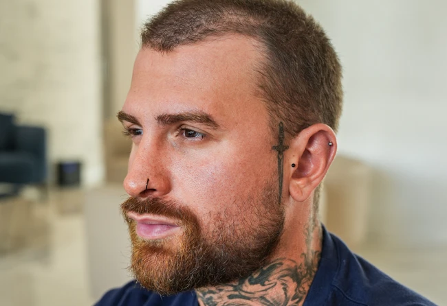 Gigi Birofio bei Elithair, seitliche Ansicht