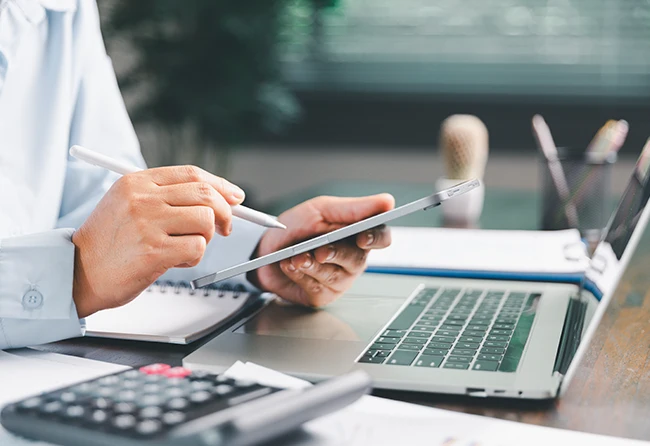 Arzt erstellt die Kostenkalkulation einer Haartransplantation nach individueller Haaranalyse