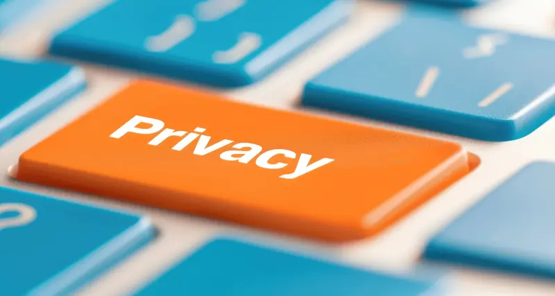 Zwei weiße Aktenordner mit den Aufschriften DSGVO und Datenschutz