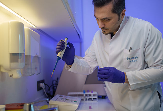 Dr Balwi in einem klinischen Forschungslabor – Elithair