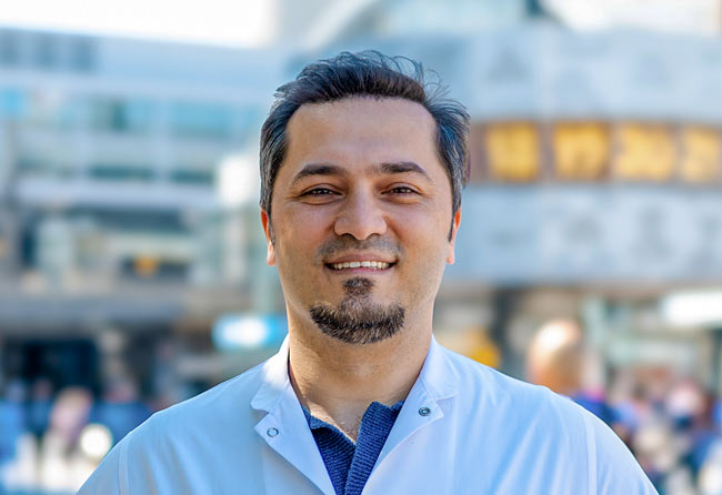 Porträt von Dr Balwi im Außenbereich