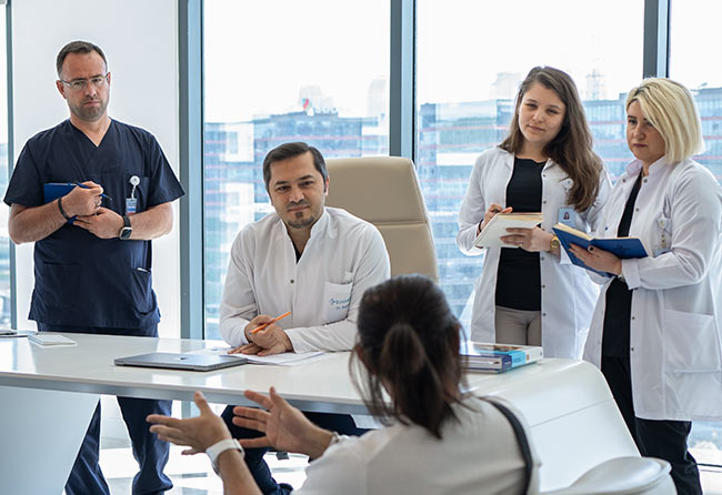 Dr Balwi und sein Team im Konsultationsbüro für präoperative Beratung – Elithair