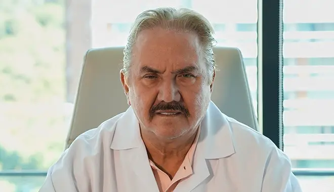 Dr. Ferit Kargas sitzt im Stuhl an einem Tisch in der Elit Klinik