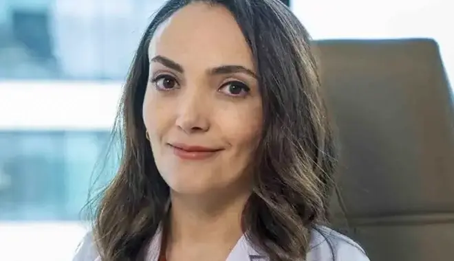 Dr. Shamsiya Mahammadova sitzt im Stuhl an einem Tisch in der Elit Klinik