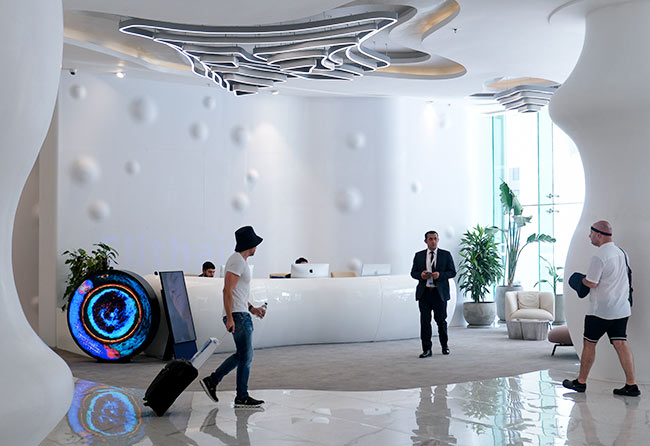 Innenansicht des Eingangs der Elithair Klinik