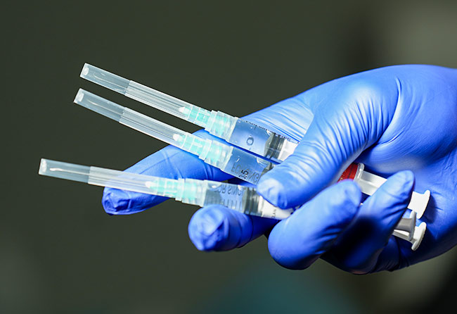 Vorbereitung der Anästhesie bei einer Haartransplantation, Nadelanwendung im Rahmen des Verfahrens bei Elithair.