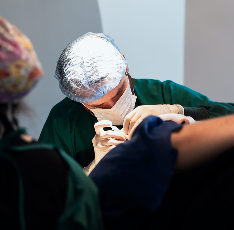 Patient im Operationssaal für eine Haartransplantation mit einem Arzt