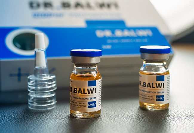 Vorbereitung einer Haartransplantation mit der Neo FUE-Technik bei Elithair, spezielles Serum aus einer Flasche