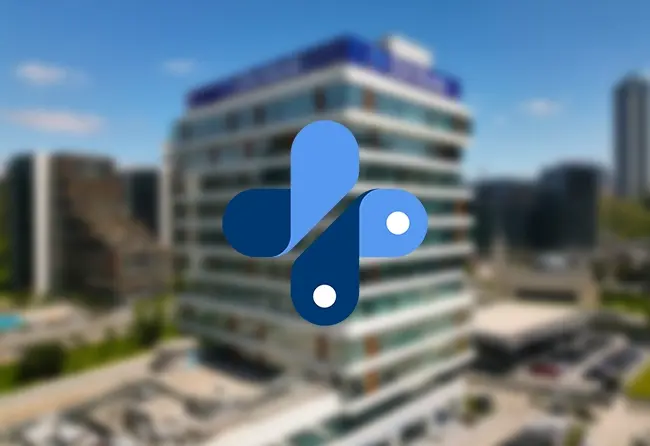 Bild zeigt das Elithair Logo vor einem verschwommenen Hintergrund der Elit Klinik