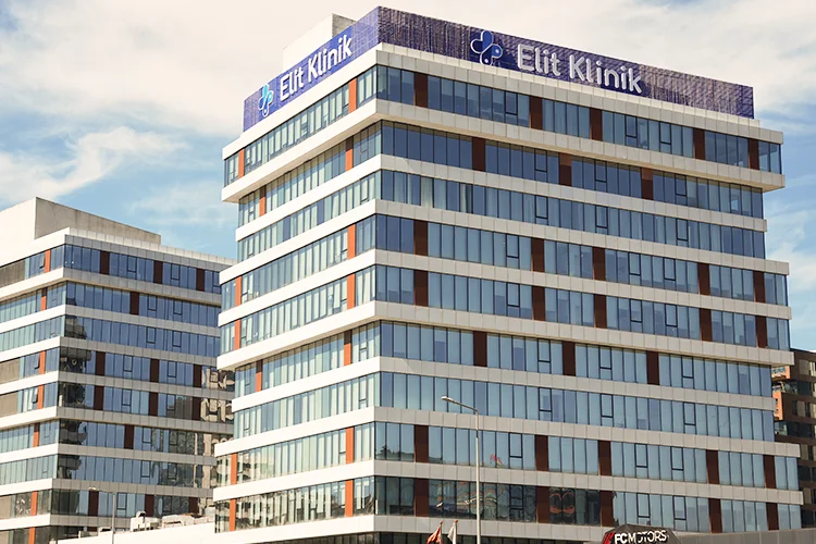 Moderne Elithair-Klinik in Istanbul – Außenansicht des Klinikgebäudes für Haartransplantationen
