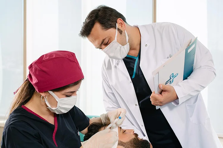 Durchführung einer Haartransplantation - Beobachtung durch Dr. Balwi