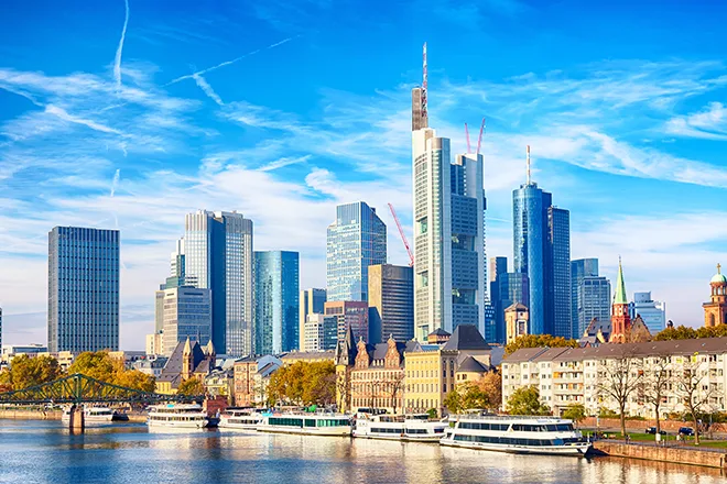 Skyline von Frankfurt mit Hochhäusern und Mainufer