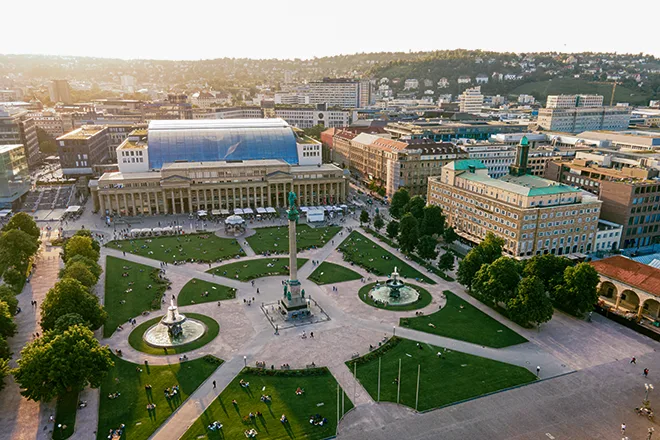 Vogelperspektive auf den Schlossplatz in Stuttgart