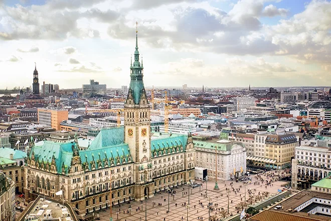 Blick auf das Hamburger Rathaus in der Innenstadt