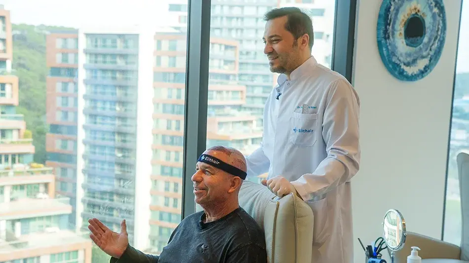 Kai Ebel und Dr. Balwi besprechen nach der Haartransplantation bei Elithair in Istanbul die Erfolgskontrolle des Ergebnisses