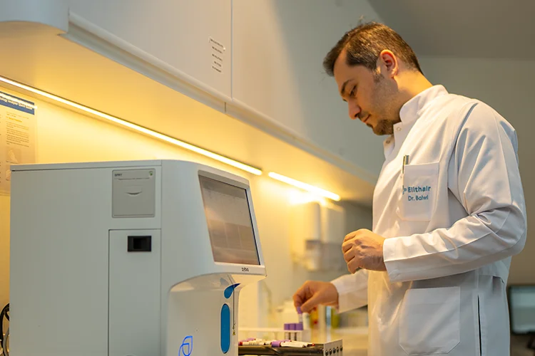 Dr. Balwi im Labor bei der Entwicklung von neuen Elithair Studien