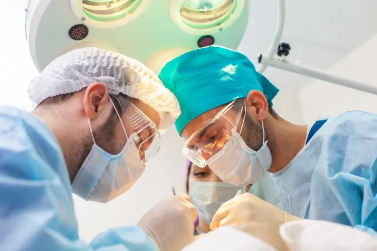 Ärztliches Team führt eine Haartransplantation in einer Klinik durch