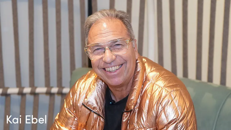 Bild zeigt den Sportreporter lächelnd in der Elit Klinik in Istanbul