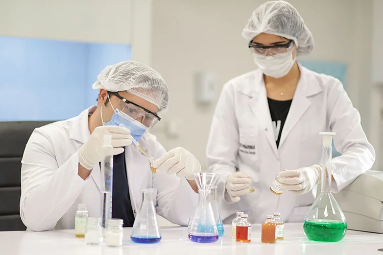 Dr. Balwi und Spezialistin im Labor