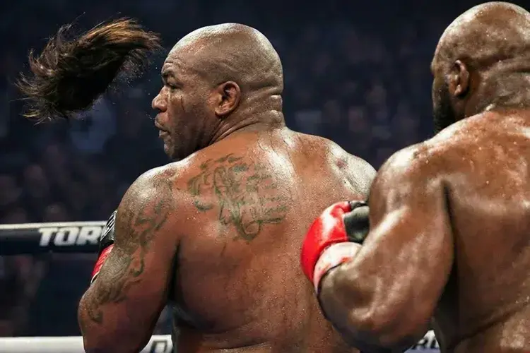 Jarrell Miller im Boxring, sein Toupet löst sich während des Kampfes