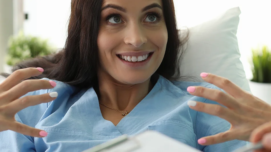 Transgender-Person im Beratungsgespräch vor einem Eingriff