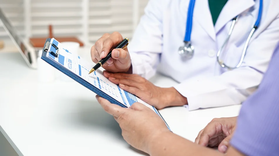 Arzt erläutert einem Patienten medizinische Unterlagen