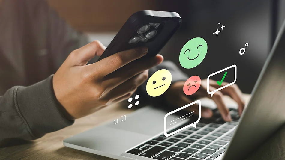Person nutzt Smartphone und Laptop, während Bewertungs-Icons und Emojis eingeblendet sind