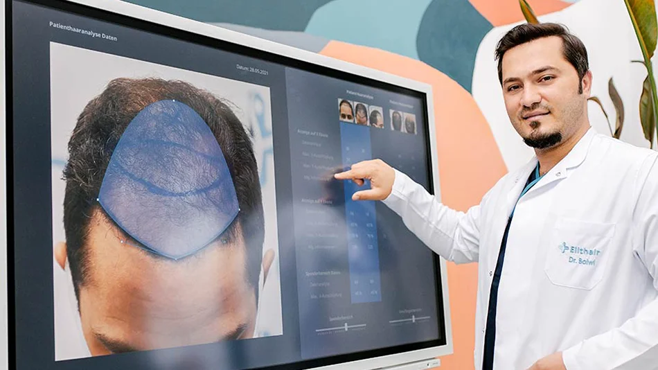 Dr. Balwi führt Haaranalyse mit TrichoLAB Scanner durch