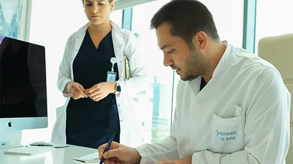 Bild zeigt, Dr. Balwi und Spezialistin bei der Errechnung der Haartransplantation Kosten in der Türkei bei Elithair