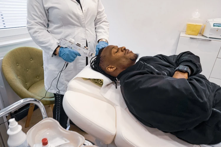 Bild zeigt Profi-Fussballer Michy Batshuayi bei der PRP Behandlung bei Elithair